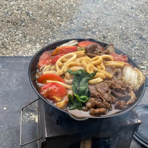 屋外の鉄鍋で牛肉と野菜を煮込んだ伊勢うどん