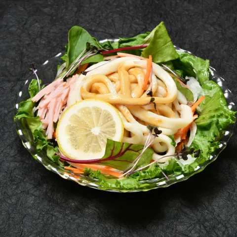 レモンとレタスを添えた冷たい伊勢うどんのサラダ仕立て