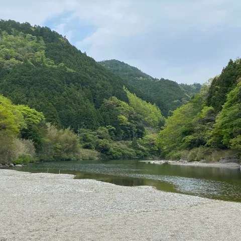河原から望む伊勢の川と山並み