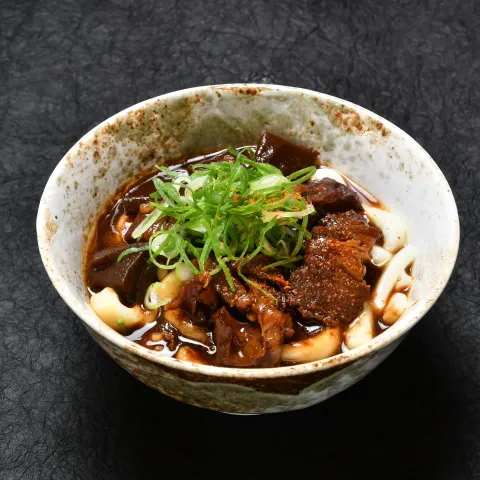 牛すじ煮込みと九条ねぎをのせた伊勢うどん
