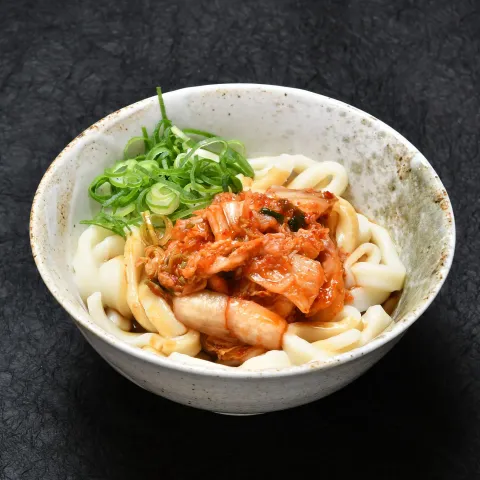 キムチと九条ねぎをのせた伊勢うどん