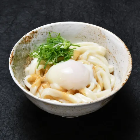 温泉卵とねぎをのせた釜玉風の伊勢うどん