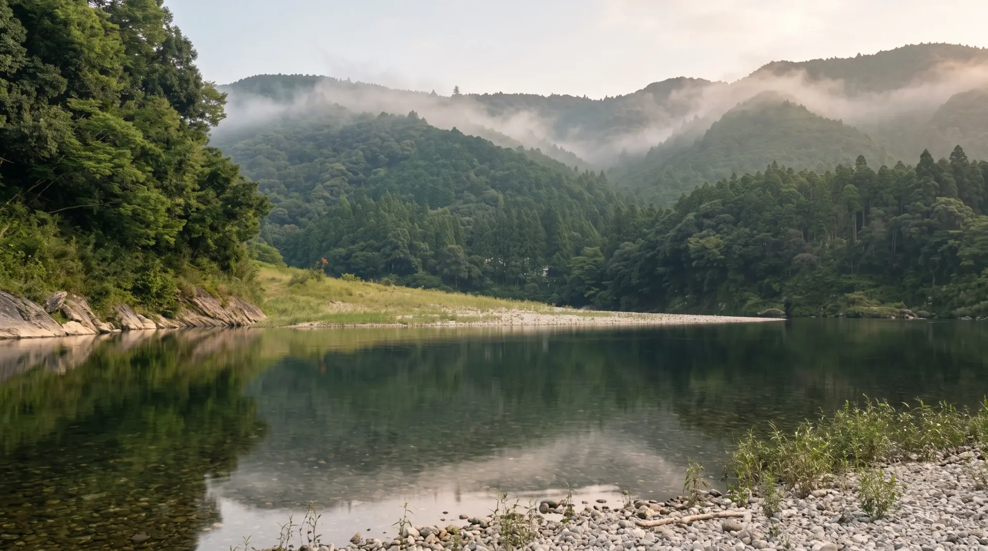 朝霧がかかる伊勢の山あいと川の風景