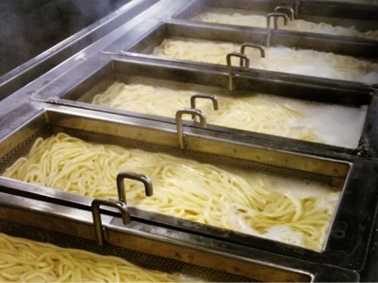 山口製麺有限会社 麺づくりの作業風景